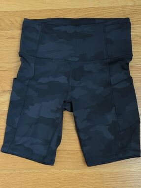 Lululemon Fast and Free Bike Shorts 4 Black Camo Print